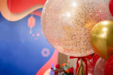 Işıltılı balonlar Altın ve koyu renk tonlar. Bir ziyafette süslenmiş..