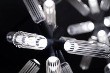 Avizeler, arka planda tavan ışıkları..