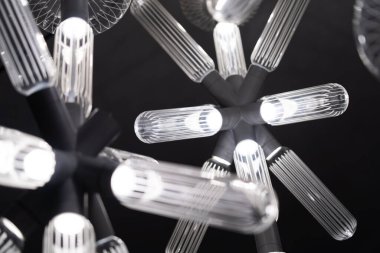 Avizeler, arka planda tavan ışıkları..