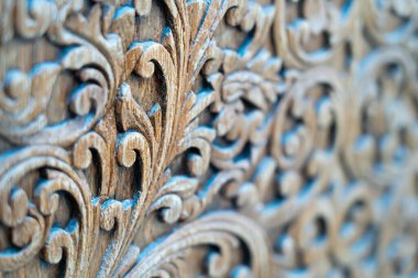 Ahşap arka planda oyulmuş desen.