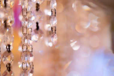 Boncuk mobil asılıyor. Bulanık efekt kullanın. ve bokeh ışık efekti.