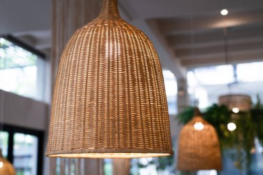 Bambu fenerinin yakın plan bir görüntüsü parlıyor. Klasik Tayland Dokuması Bambu Sepet Lambası Yemek odasında güzel tasarım kolye lambası.