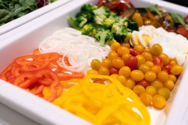 Restoranda sebzeli salata barı, sağlıklı yiyecekler..