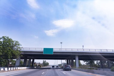 Otoyol üzerindeki yeşil boş tabela, metin için boşluk, trafik yolculuğu kavramı.