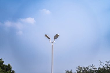 Gökyüzü arka planında kare başlı modern sokak lambası. sokak lambası teknolojisi kavramı.