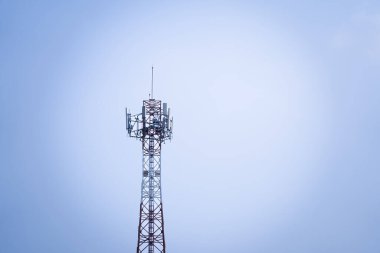 Telekomünikasyon kulesi, verici, kablosuz iletişim anteni 5G hücresel ağ, küresel bağlantı..