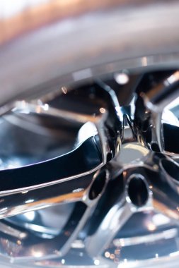 Alaşımlı tekerlekler, jantlar veya alaşımlı tekerlekler, yüksek performanslı araba aksesuarları. bokeh ışık arkaplanı.