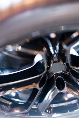 Alaşımlı tekerlekler, jantlar veya alaşımlı tekerlekler, yüksek performanslı araba aksesuarları. bokeh ışık arkaplanı.