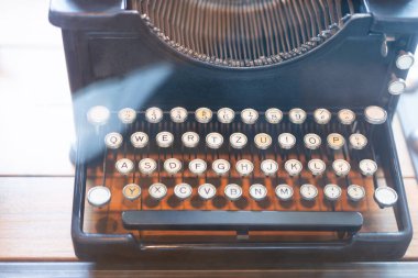 Antika daktilo, Bokeh light arka planda eski daktilo.