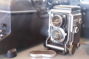 Klasik ikiz lens kamerası, retro orta format kamera arka planda bokeh ışığı.