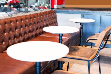 Lüks kahverengi deri kanepe antika mobilyalar eski, eski, kafe iç dekorasyon..