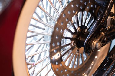 Konuşan motosiklet tekerlekleri ve alaşım tekerlekleri fren ve debriyaj sistemlerine, disklere odaklanmış..