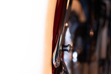 Bokeh ışıklı arka planda motosiklet parçalarının yakın görüntüsü.