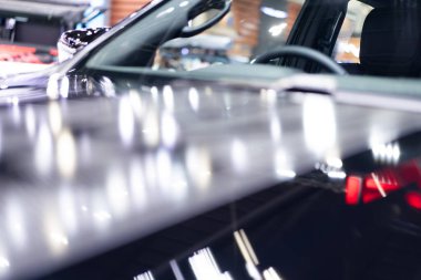 Arabanın ön camından bak. Arabanın emniyet kemerlerine odaklan..