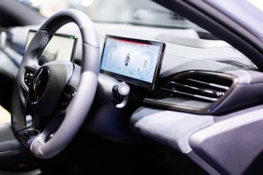 Sürücüye yardım etmek için dijital ekranı olan modern bir elektrikli arabanın direksiyonu..
