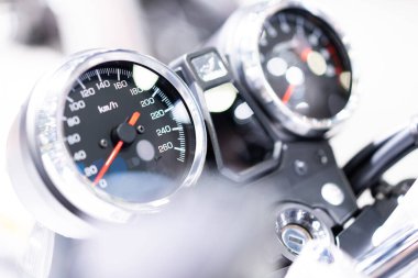 Eski bir motorun hızını gösteren siyah bir kadranın yan görüntüsü.