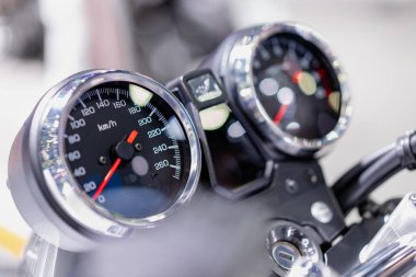 Eski bir motorun hızını gösteren siyah bir kadranın yan görüntüsü.