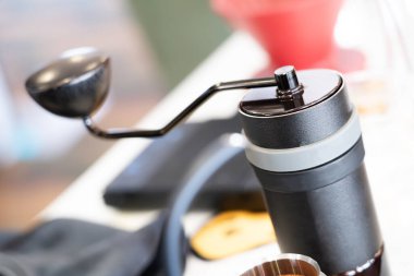 El kahve öğütücüsü, kahve öğütücüsü Bokeh light arka planda kahve içmek için..