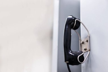 Bina duvarının arka planındaki acil servisler için dahili telefon..
