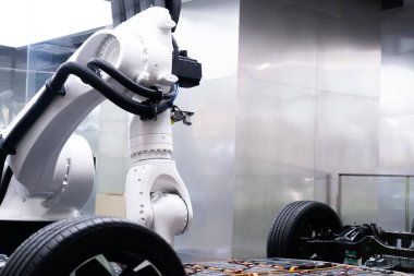 Bir elektrikli arabanın yapısını ve iç detaylarını birleştiren bir robotik kolun üç boyutlu görüntüsü. Otomotiv ve teknoloji endüstrisi.