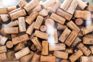 Bangkok, Tayland 9 Eylül 2024. Birçok kişi büyük kadehlerde etiketli ve logolu şarap mantarları kullandı. Yakın plan..