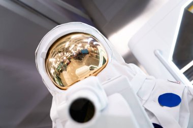 Beyaz uzay giysili astronot yakın plan, bulanık arkaplan.