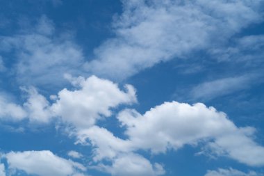 Parlak bir günde yoğun beyaz bulutlarla gökyüzü arkaplanı.