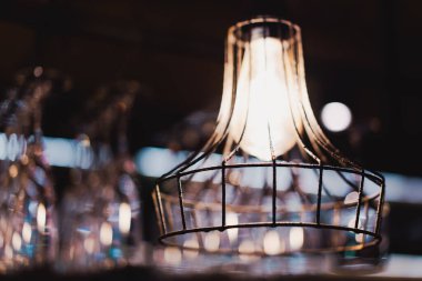 Bir evde, restoranda ya da kafede asılı eski bir iç lambanın yakın çekimi..