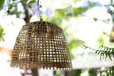 Restoranın içindeki ağaçları süslemek için asılı bambu lamba, arka planda bokeh ışığı..