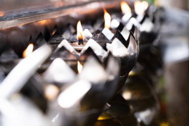 Paslanmaz çelik lamba ve tapınaktaki gaz lambasında alev..