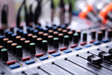 Hi-Fi sistem kontrol paneli dijital stüdyo karıştırıcı panelinin ses ekipmanlarını kapatın Bulanık teknikler kullanın.