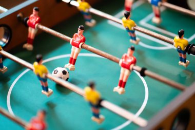 Futbol masası ahşap tahta oyuncu oyunları eğlence için.