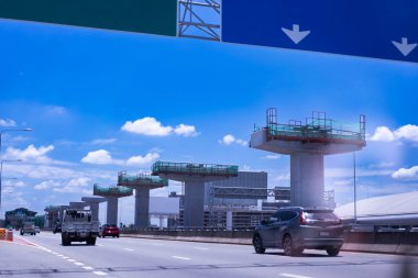 Ulaşım sisteminin inşaat alanı, kolonlar ve raylar üzerinde yüksek hızlı tren, verimli ulaşım geliştirme projesi, gökyüzü geçmişi.