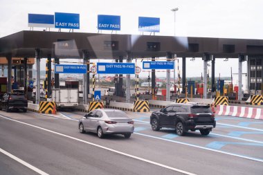 Otoyol gişesinin girişi için kasiyere ödeme yapıyor..