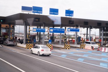 Otoyol gişesinin girişi için kasiyere ödeme yapıyor..