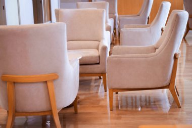 Bej kanepe mobilyası, yumuşak ve rahat, kanepe iç dekorasyon restoranı..