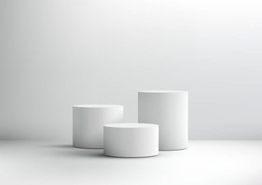 Farklı yüksekliklerdeki üç beyaz silindirik podyum, yumuşak gri bir arkaplanda, bir stüdyoda sergilenen markalaşma ya da ürün sergilenmesi için modern bir model olarak tasarlanmış, temiz bir yüzeyde oturmaktadır.