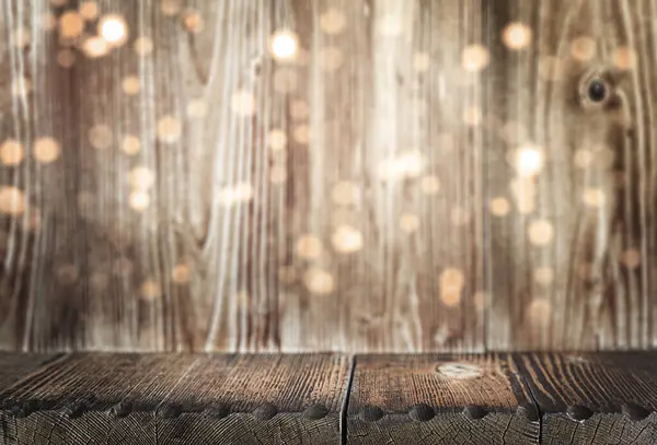 Bulanık ahşap arka planda, ışıklarla kaplı ahşap bir yüzey.
