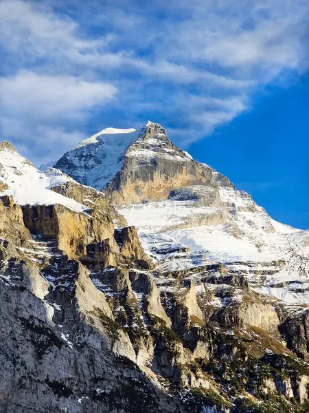 Karlı Dağ Tepesi. Kışın Alp Dağı