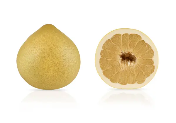 Beyaz arka planda taze nane meyvesi. Sarı kabuklu ve dilimlenmiş yarım dilimlenmiş, sulu, soluk pembe etli. Yemek, sağlıklı beslenme ve tropikal meyve kavramları için mükemmel.