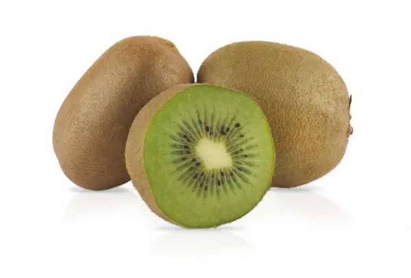 Üç olgun kivi meyvesi sıralanır, biri parlak yeşil etini ve küçük siyah tohumlarını ortaya çıkarmak için ikiye bölünür. Bu ayar meyvenin tazeliğini ve çekiciliğini vurgular