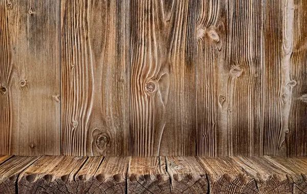 Arkaplanda çeşitli zanaat projeleri veya farklı ortamlarda görüntüleme ihtiyaçları için kırsal estetik bir ideal sunan zengin tahıllarla dokulu ahşap bir yüzey yer alıyor.