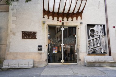 Gruyeres, İsviçre 'deki H.R. Giger Müzesi' nin girişi, 30 Mart 2025. Müze, gerçeküstü ve biyomekanik sanatıyla tanınan İsviçreli sanatçıya adanmıştır..