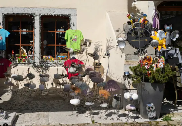 Gruyeres, İsviçre 'de bir hediyelik eşya dükkanının önünde sergilenen el yapımı taş ve metal süslemeler, 30 Mart 2025.