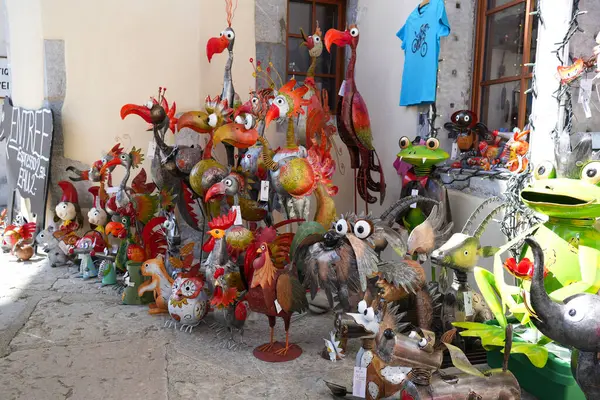 Gruyeres, İsviçre 'de 30 Mart 2025' te bir butiğin önünde sergilenen el yapımı hayvan şekilli metal heykeller..