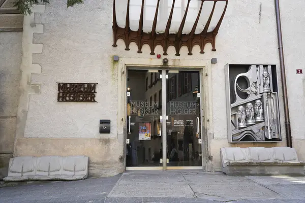 Gruyeres, İsviçre 'deki H.R. Giger Müzesi' nin girişi, 30 Mart 2025. Müze, gerçeküstü ve biyomekanik sanatıyla tanınan İsviçreli sanatçıya adanmıştır..