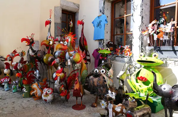 Gruyeres, İsviçre 'deki bir hediyelik eşya dükkanının önünde 30 Mart 2025' te metalden yapılmış parlak renkli el yapımı hayvan heykelleri sergilendi..