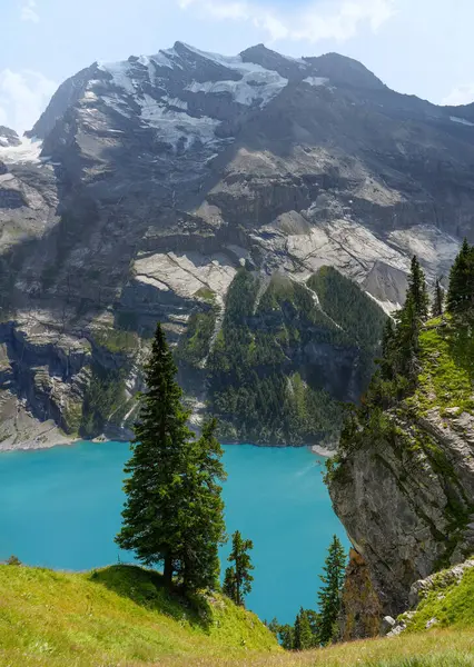 Heybetli dağların ve yemyeşil tepelerin arasına kurulmuş çarpıcı alp gölü, canlı mavi sular ve sakin bir atmosfer sergiliyor, doğa severler ve açık hava meraklıları için mükemmel.