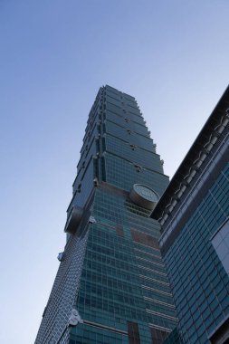 Temiz bir gökyüzünde Taipei 101 'e bakan bir bakış açısı.