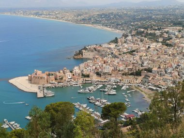 Sicilya 'daki Castellammare del Golfo köyü manzarası 